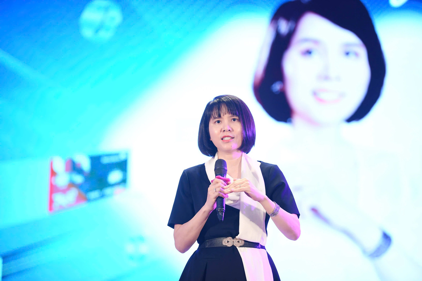 PGS.TS Đỗ Hoài Linh - giảng viên cao cấp Viện Ngân hàng Tài chính, Trường ĐH Kinh tế Quốc dân trao đổi tại chương trình. PGS.TS Đỗ Hoài Linh - giảng viên cao cấp Viện Ngân hàng Tài chính, Trường ĐH Kinh tế Quốc dân trao đổi tại chương trình.