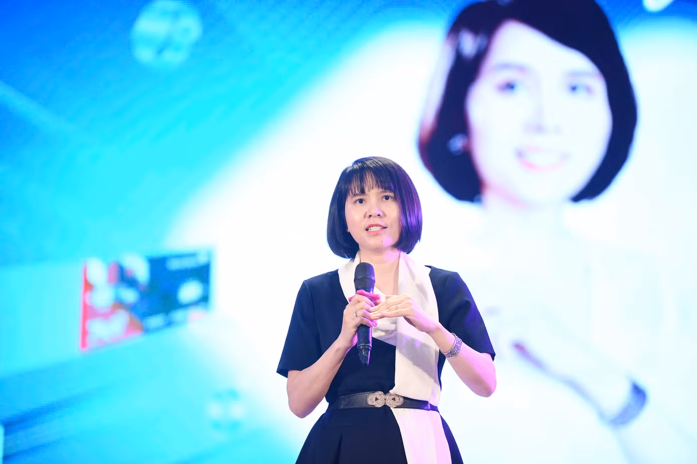 PGS.TS Đỗ Hoài Linh - giảng viên cao cấp Viện Ngân hàng Tài chính, Trường ĐH Kinh tế Quốc dân trao đổi tại chương trình.
