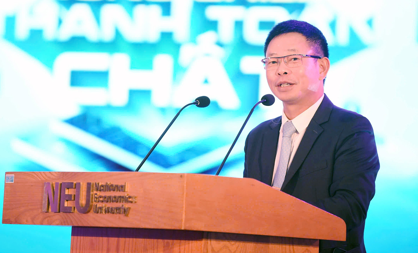 Nhà báo Phùng Công Sưởng phát biểu tại chương trình. Nhà báo Phùng Công Sưởng phát biểu tại chương trình.