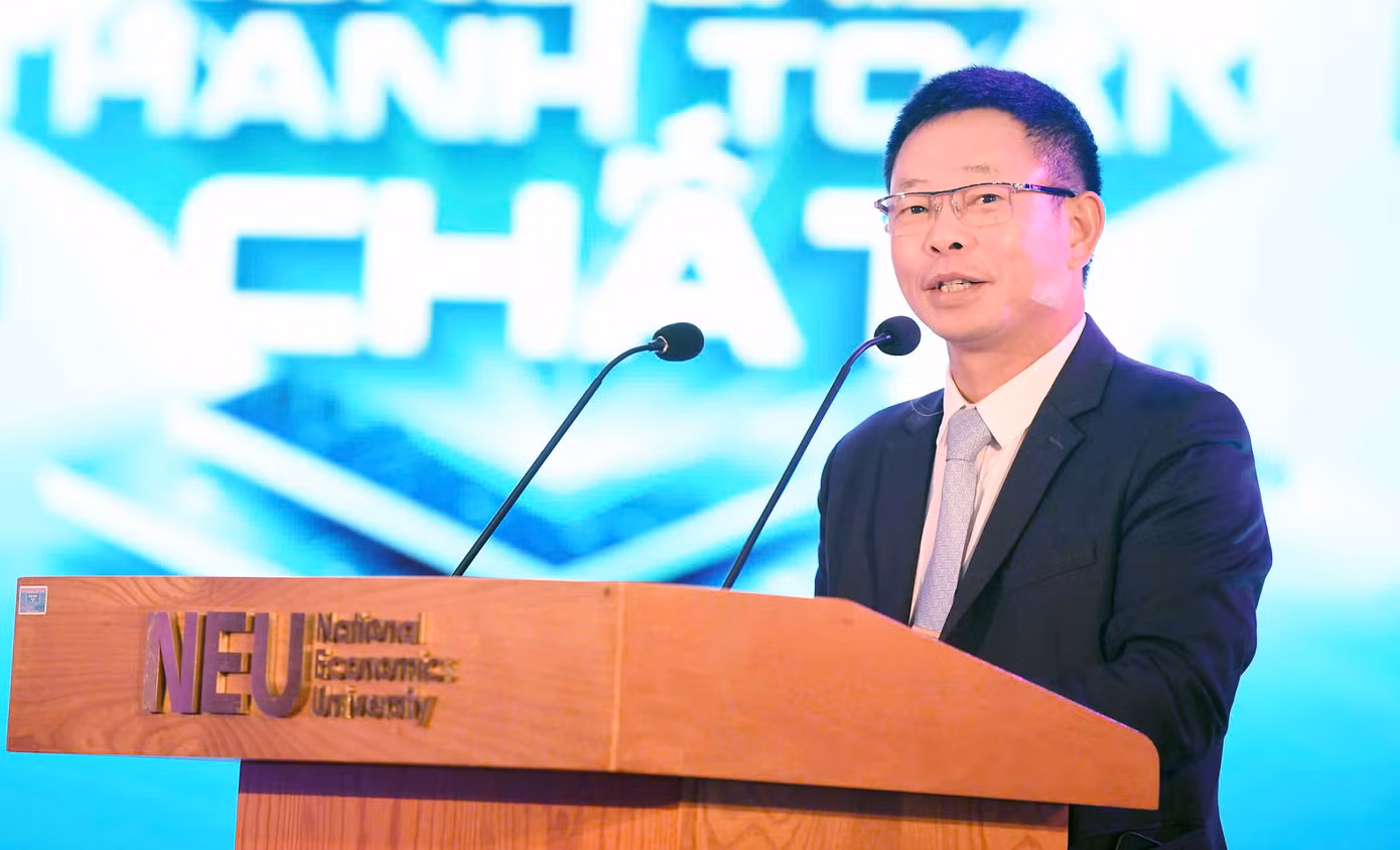 Nhà báo Phùng Công Sưởng phát biểu tại chương trình.