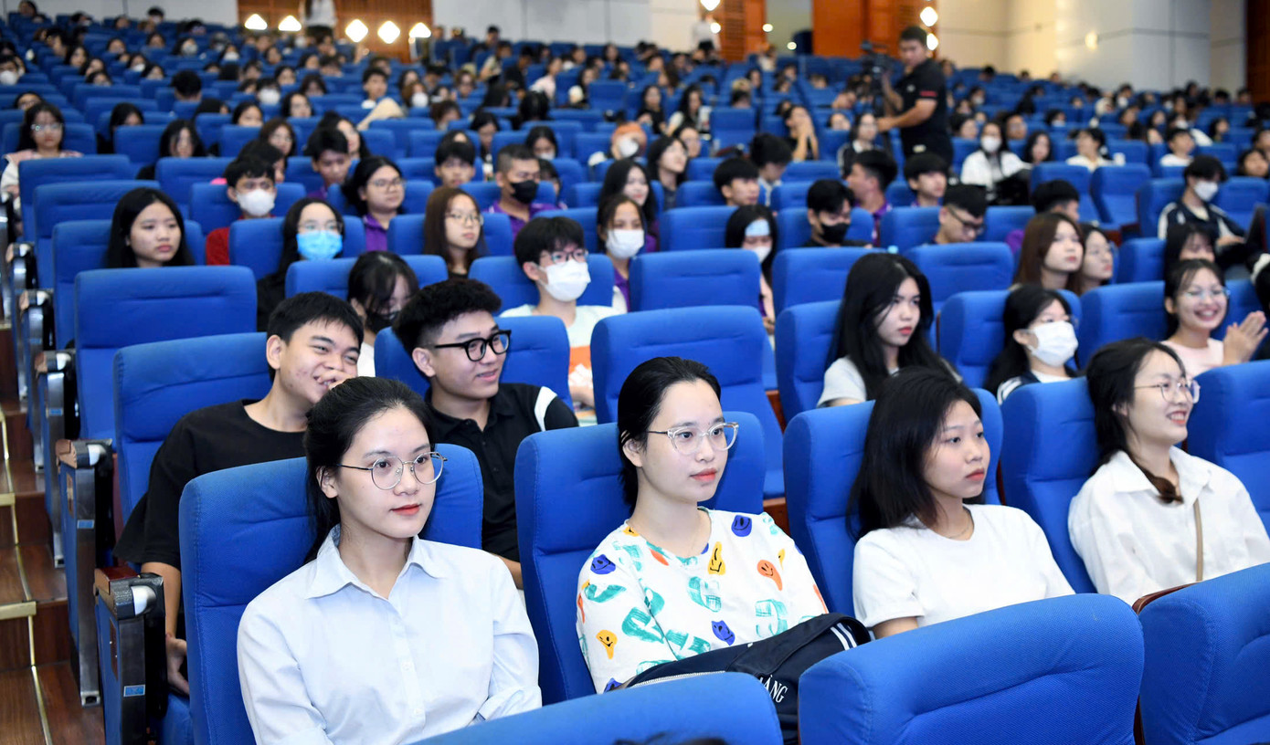 Các bạn sinh viên tham gia chương trình toạ đàm. Các bạn sinh viên tham gia chương trình toạ đàm.