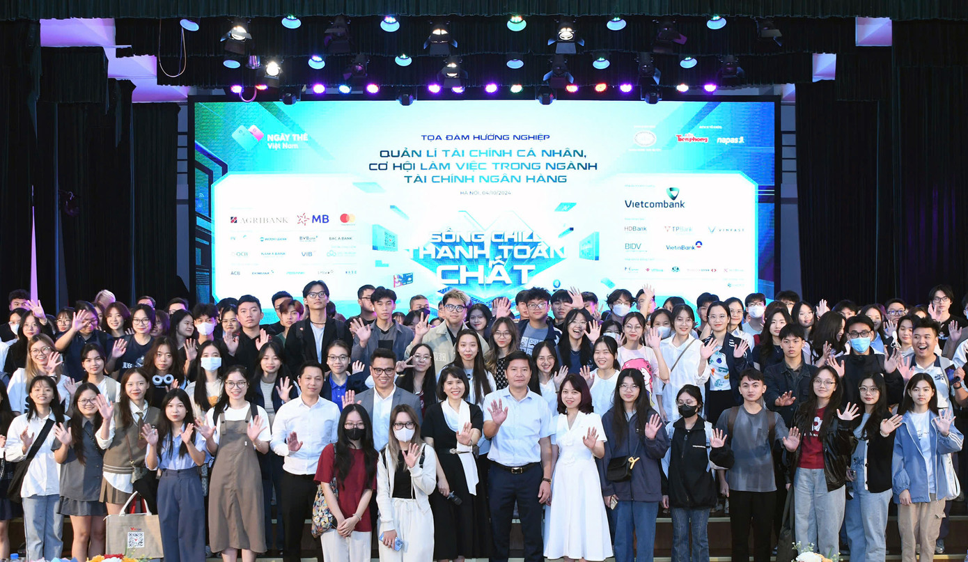 Các đại biểu và sinh viên chụp ảnh tại chương trình Các đại biểu và sinh viên chụp ảnh tại chương trình