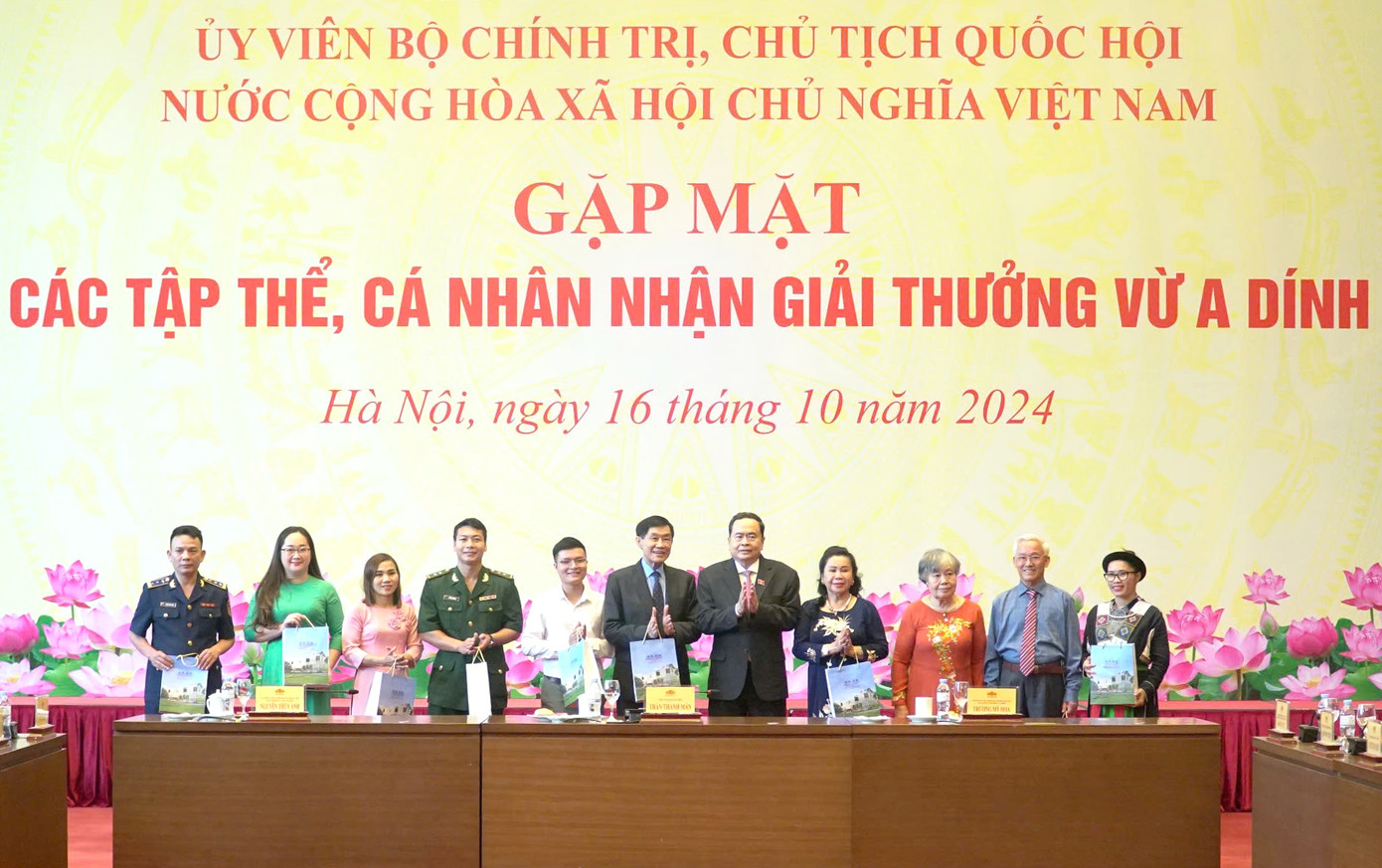 Chủ tịch Quốc hội Trần Thanh Mẫn trao quà tặng các cá nhân, tập thể nhận giải thưởng Vừ A Dính. Ảnh: Quang Trường Chủ tịch Quốc hội Trần Thanh Mẫn trao quà tặng các cá nhân, tập thể nhận giải thưởng Vừ A Dính. Ảnh: Quang Trường