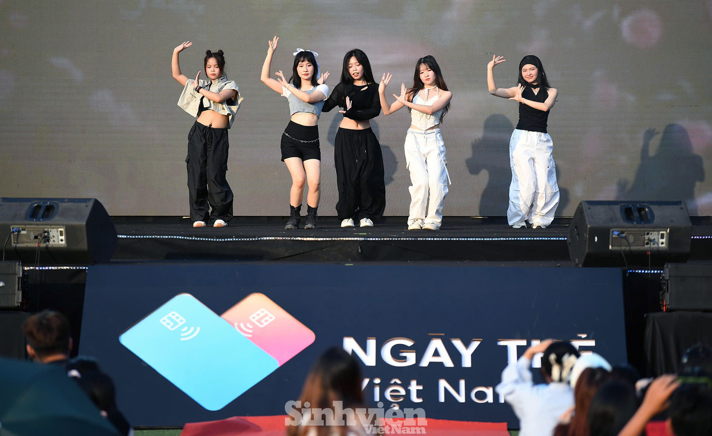 Nhóm nhảy sinh viên ĐH Kinh doanh và Công nghệ Hà Nội mang đến vũ điệu mang tên Drama, Magnetic.