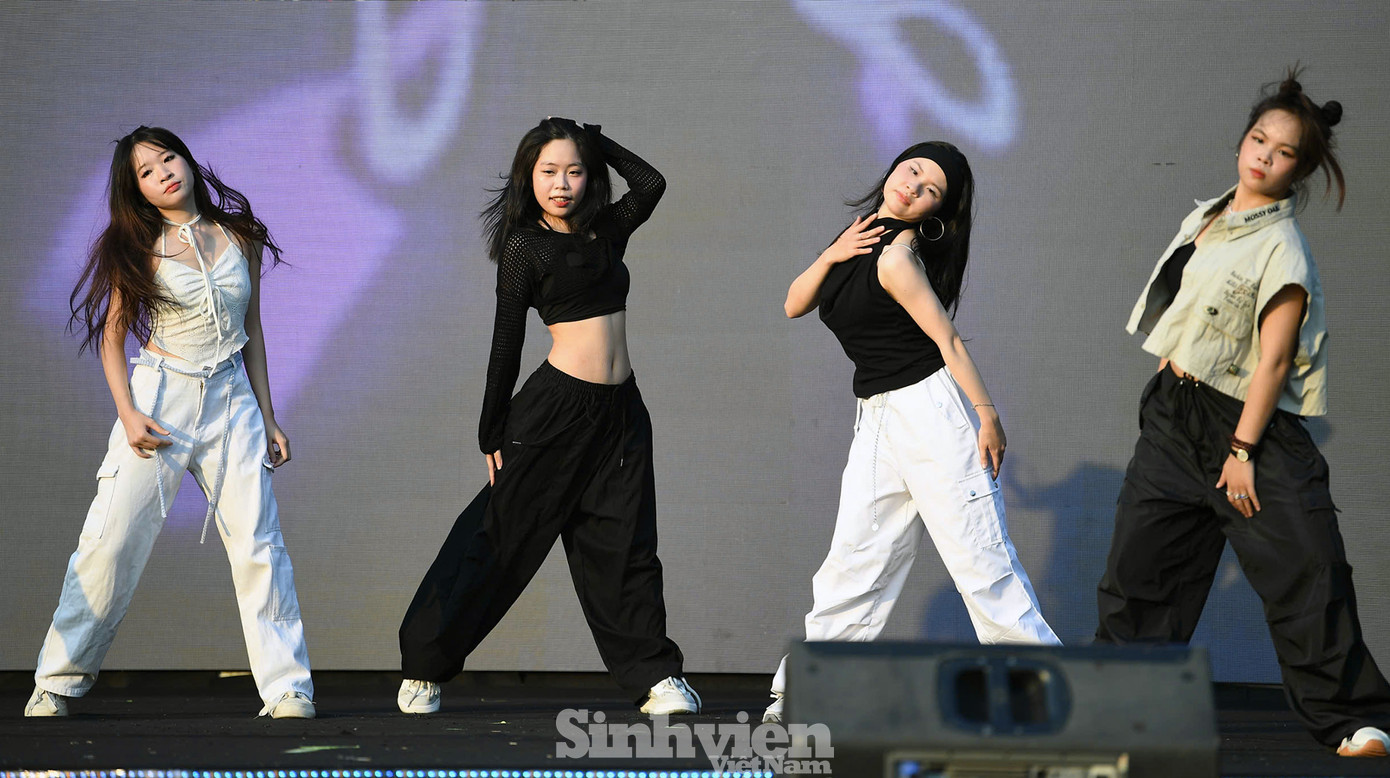 Nhóm nhảy sinh viên ĐH Kinh doanh và Công nghệ Hà Nội mang đến vũ điệu mang tên Drama, Magnetic.