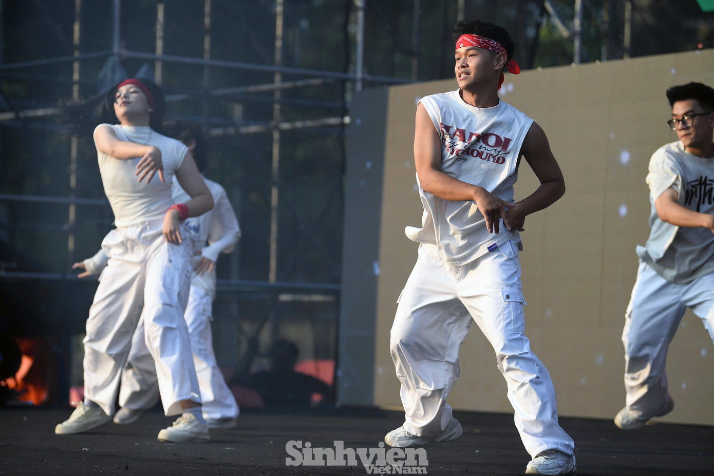 Nhóm nhảy sinh viên CĐ FPT Polytechnic Hà Nội bùng nổ trên sân khấu với màn nhảu Dâu tằm và Hop on da show