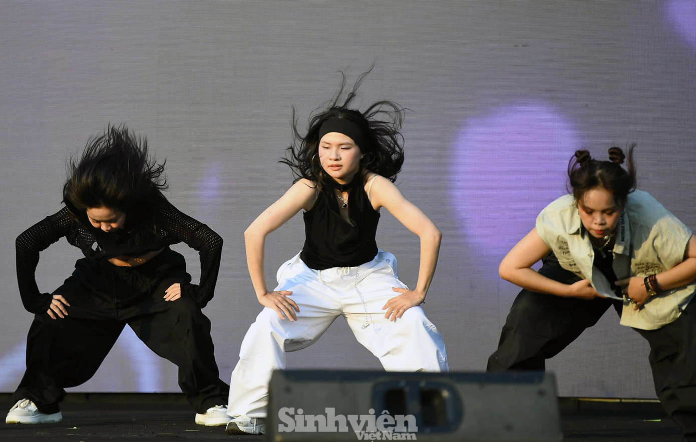 Nhóm nhảy sinh viên ĐH Kinh doanh và Công nghệ Hà Nội mang đến vũ điệu mang tên Drama, Magnetic.