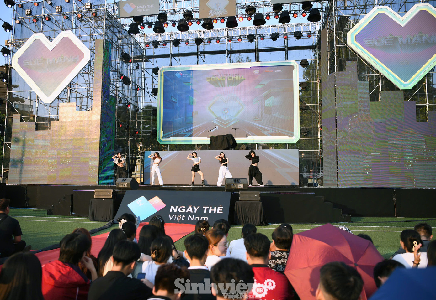 Sân khấu Ngày Thẻ Việt Nam 2024 - Sóng Festival tiếp tục mang đến bữa tiệc âm nhạc, vũ đạo dành tặng khán giả trẻ trong chiều 6/10.