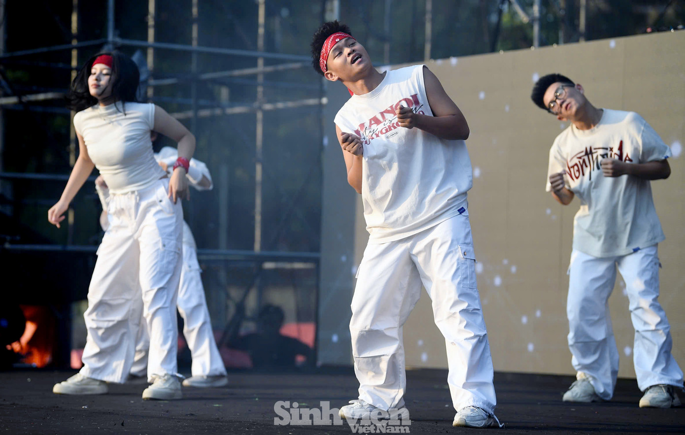 Nhóm nhảy sinh viên CĐ FPT Polytechnic Hà Nội bùng nổ trên sân khấu với màn nhảu Dâu tằm và Hop on da show