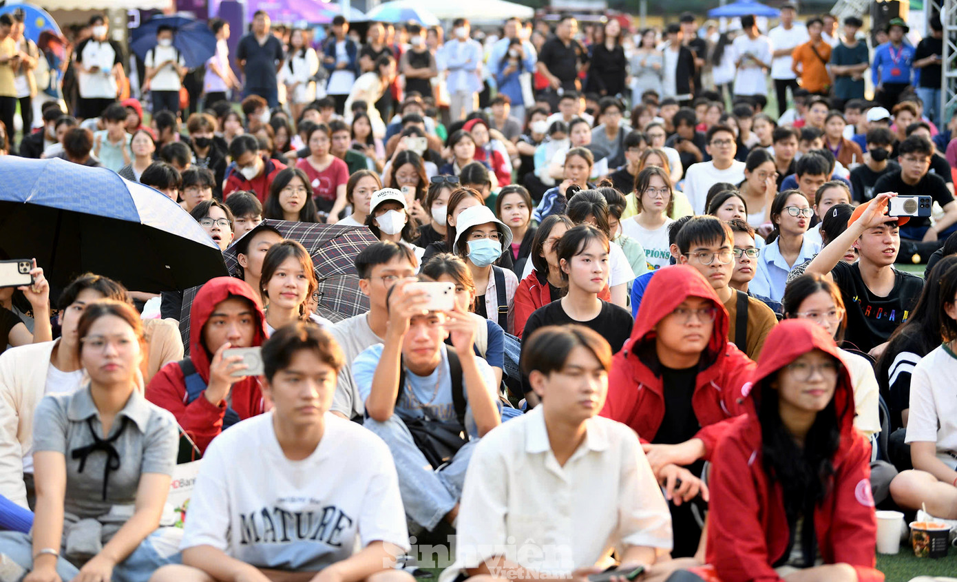 Đông đảo khán giả trẻ, sinh viên tham gia bữa tiệc âm nhạc Ngày Thẻ Việt Nam 2024 - Sóng Festival chiều 6/10.