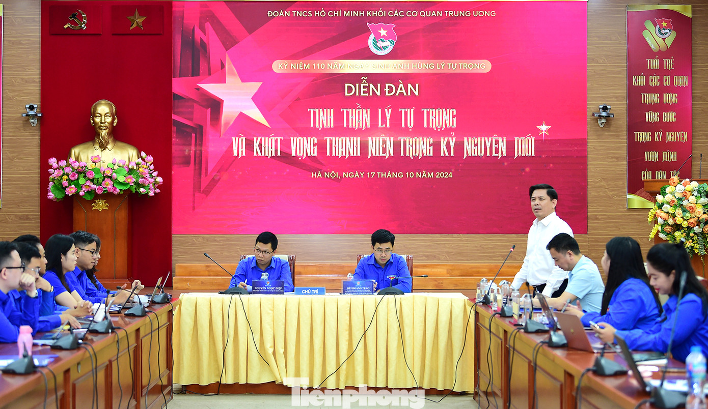 Phát biểu chỉ đạo tại Diễn đàn, Bí thư Đảng ủy Khối các cơ quan T.Ư Nguyễn Văn Thể đánh giá cao việc tổ chức diễn đàn với chủ đề “Tinh thần Lý Tự Trọng và khát vọng thanh niên trong kỷ nguyên vươn mình”; đồng thời ghi nhận các ý kiến, tham luận tại Diễn đàn. Ảnh: Xuân Tùng