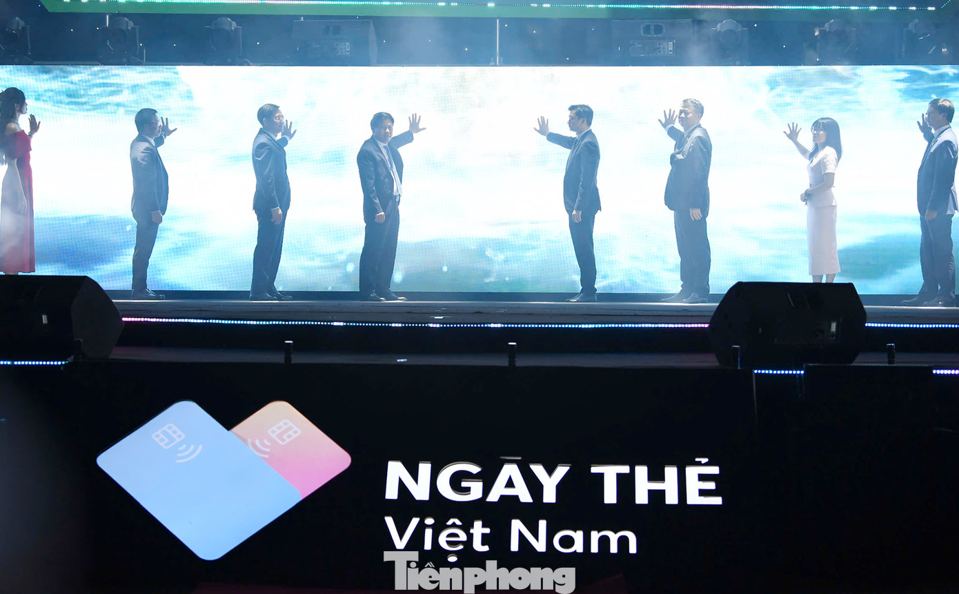 Các đại biểu thực hiện nghi thức khởi động. Các đại biểu thực hiện nghi thức khởi động.