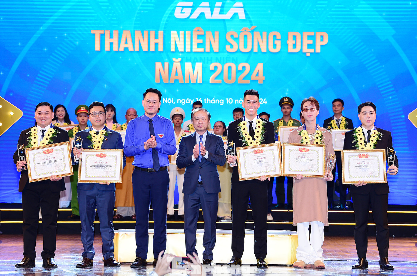 Ông Phạm Tất Thắng – Uỷ viên T.Ư Đảng, Phó Trưởng ban thường trực Ban Dân vận T.Ư; anh Nguyễn Kim Quy – Uỷ viên Ban Thường vụ T.Ư Đoàn, Phó Chủ tịch thường trực T.Ư Hội LHTN Việt Nam trao khen thưởng cho các gương "Thanh niên sống đẹp" năm 2024. Ảnh: Xuân Tùng