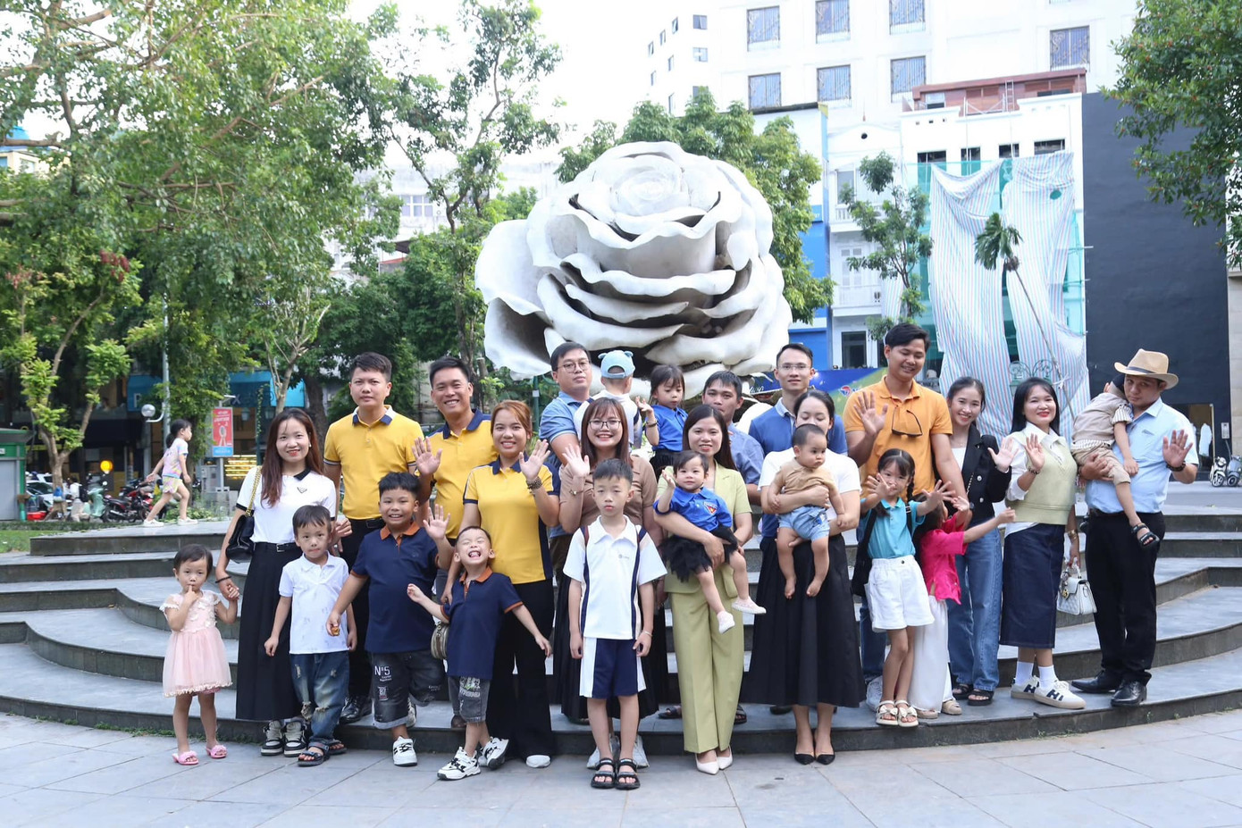 Trước đó, trong ngày 26/10, các gia đình trẻ hạnh phúc đã tham gia City Tour trên xe bus 2 tầng, tạo nên những trải nghiệm tuyệt vời cùng nhau.