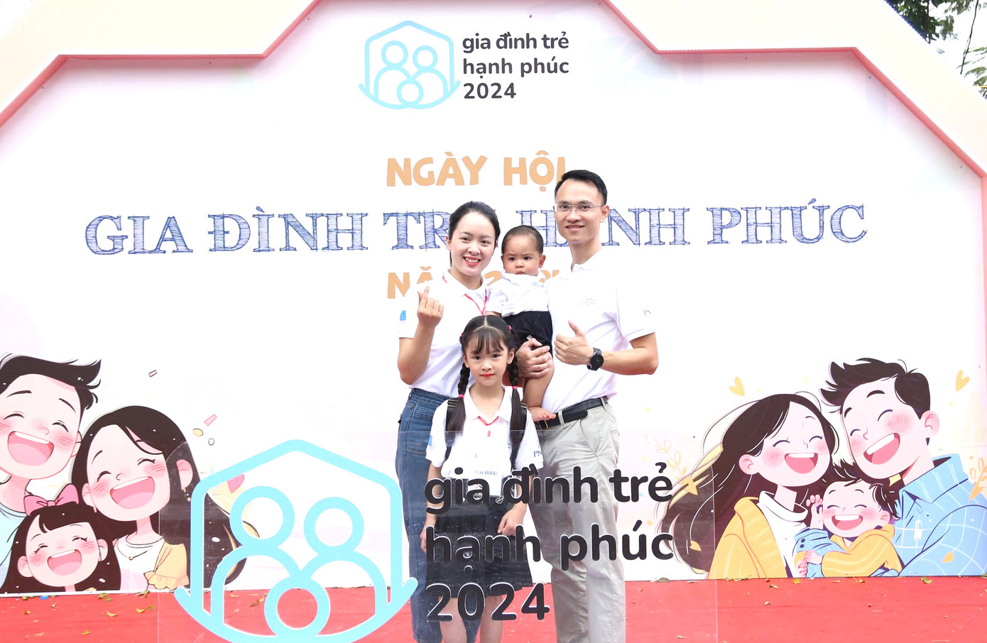 Các gia đình trẻ chụp ảnh check in "Bên nhau, mình là Nhà"