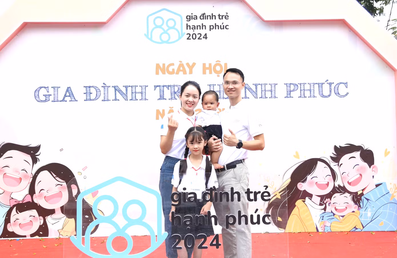 Các gia đình trẻ chụp ảnh check in "Bên nhau, mình là Nhà"