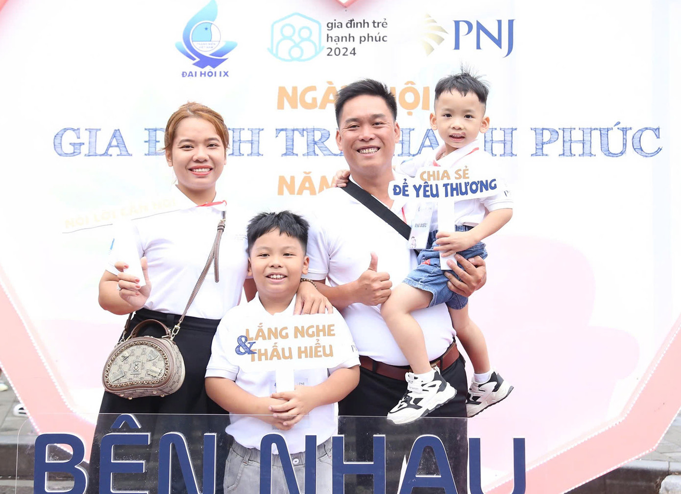 Các gia đình trẻ chụp ảnh check in "Bên nhau, mình là Nhà"