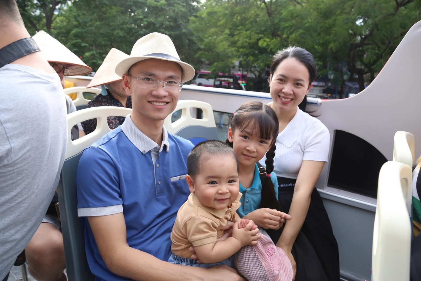 Trước đó, trong ngày 26/10, các gia đình trẻ hạnh phúc đã tham gia City Tour trên xe bus 2 tầng, tạo nên những trải nghiệm tuyệt vời cùng nhau.