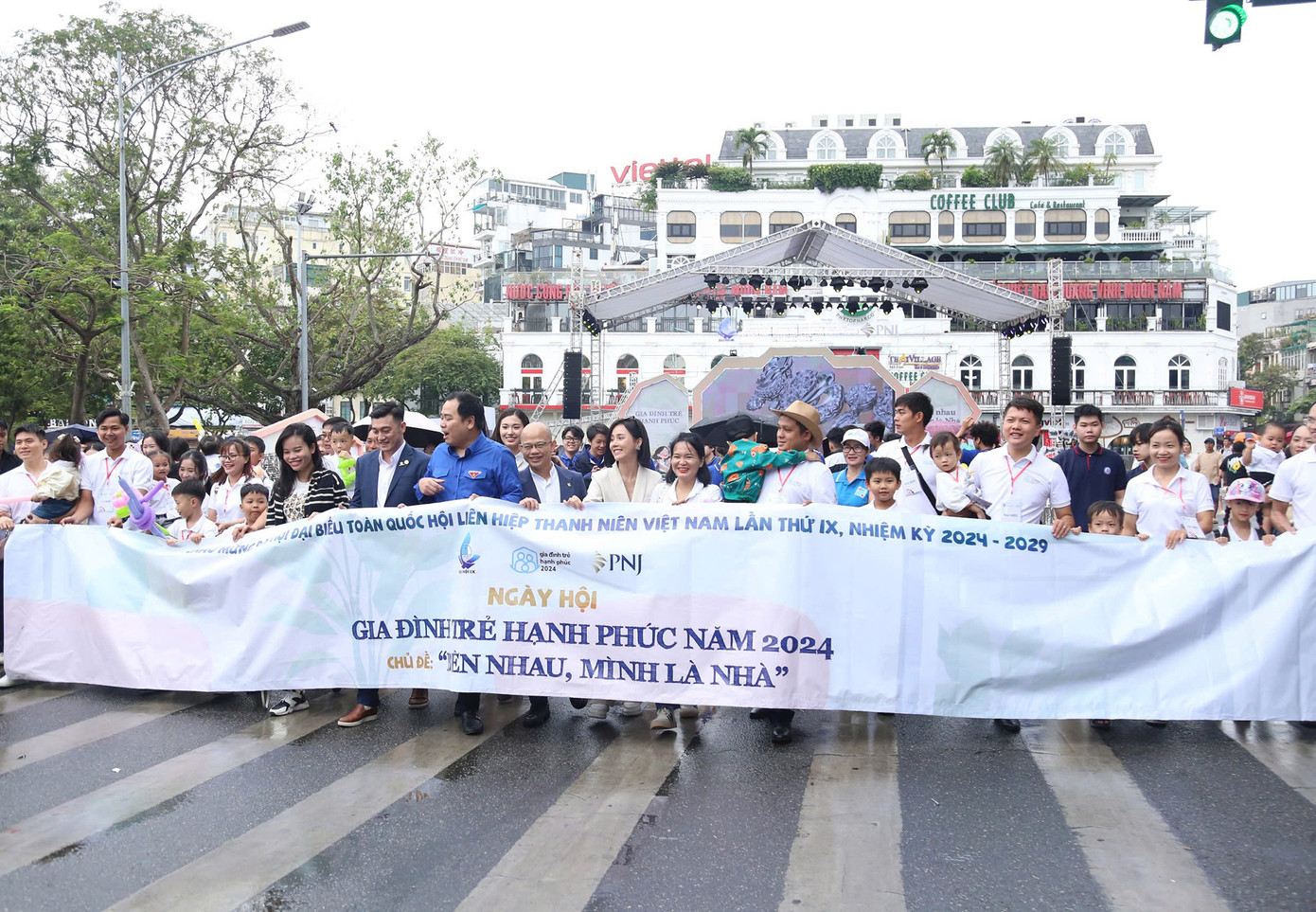 Đại biểu và các gia đình trẻ tiêu biểu, đoàn viên thanh niên tham gia hoạt động đi bộ với chủ đề "Bên nhau mình là Nhà". Ảnh: Lâm Đăng Hải