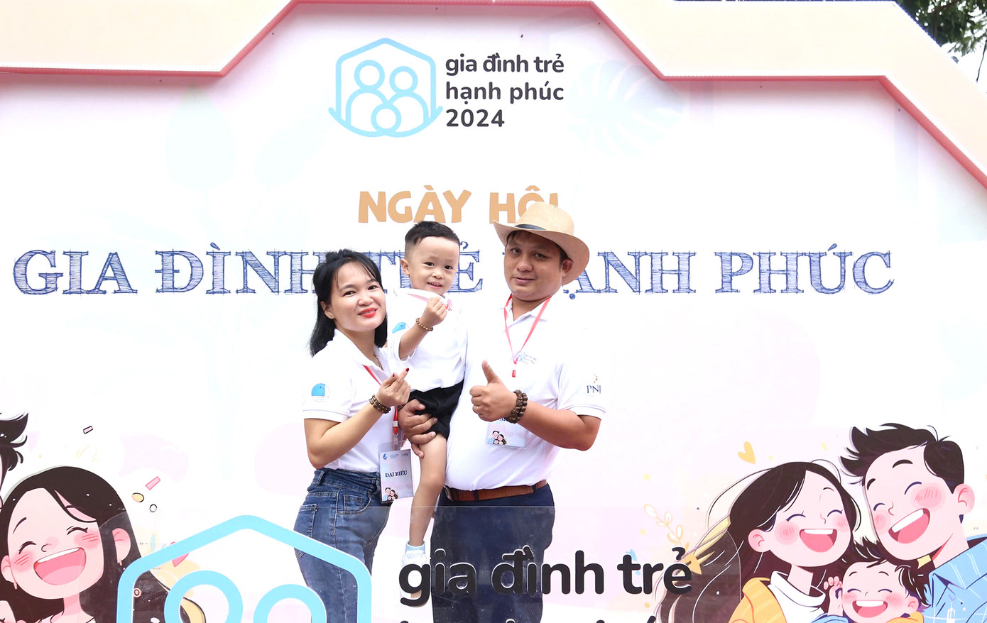 Các gia đình trẻ chụp ảnh check in "Bên nhau, mình là Nhà"