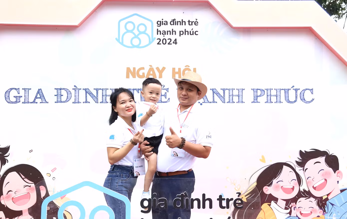 Các gia đình trẻ chụp ảnh check in "Bên nhau, mình là Nhà"