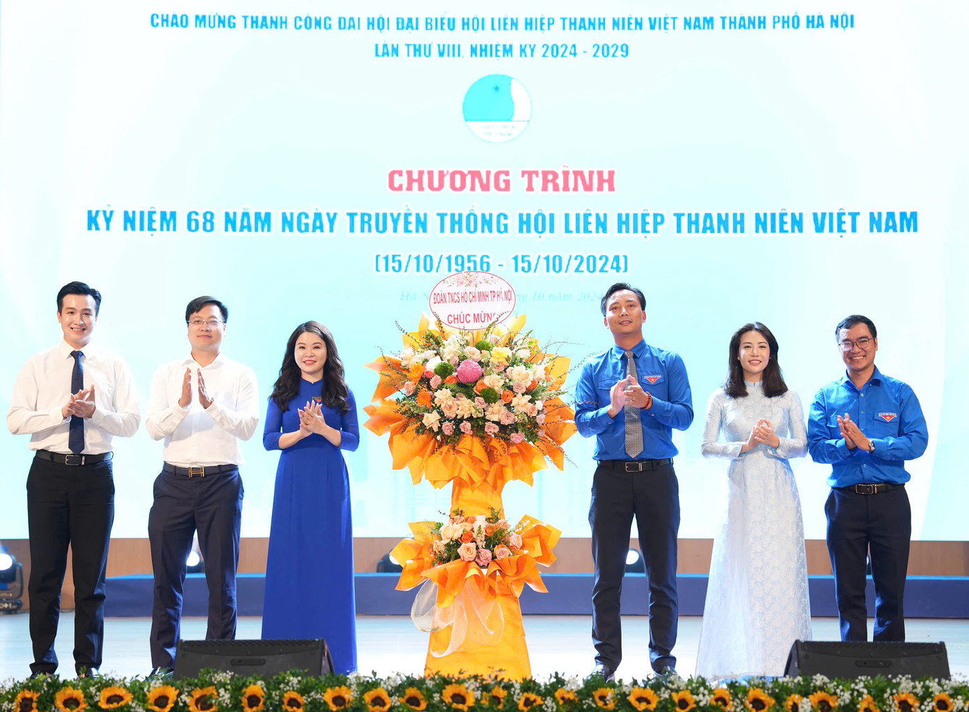 Thường trực Thành Đoàn Hà Nội tặng hoa chúc mừng Hội LHTN Việt Nam Thành phố Hà Nội dịp kỷ niệm 68 năm Ngày truyền thống Hội LHTN Việt Nam. Ảnh: Vương Bảo Anh