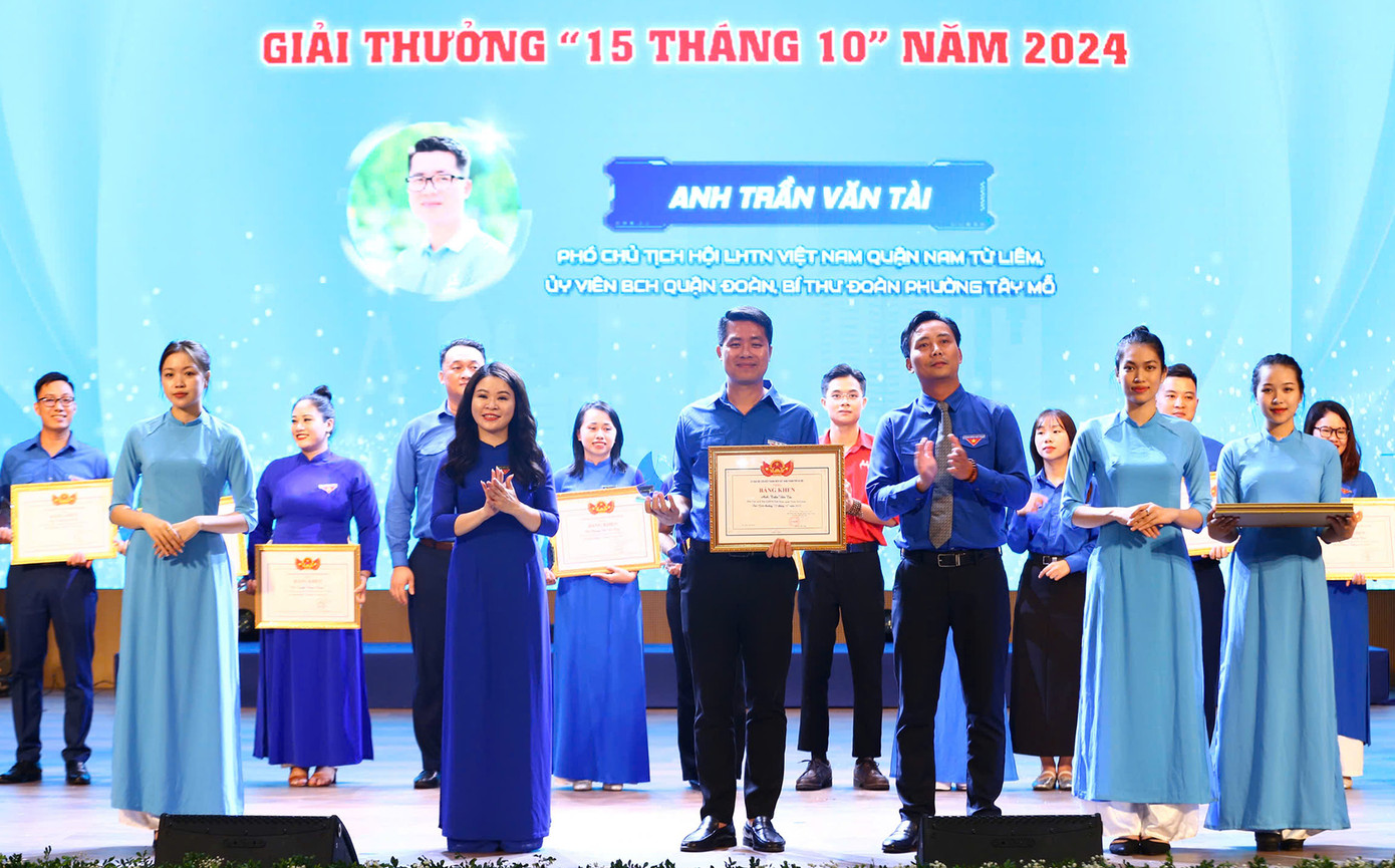 Chị Chu Hồng Minh và anh Nguyễn Đức Tiến trao khen thưởng các gương nhận giải thưởng "15 tháng 10" năm 2024. Ảnh: Vương Bảo Anh