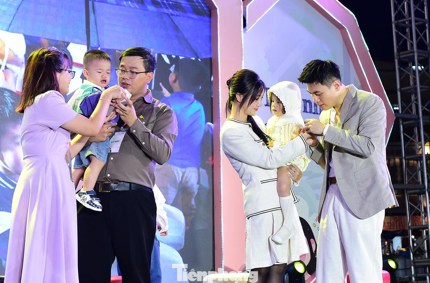 Trong chương trình, những người chồng đã dành tặng vợ món quà trang sức ý nghĩa là vòng đeo cổ, vòng tay. Ảnh: Xuân Tùng Trong chương trình, những người chồng đã dành tặng vợ món quà trang sức ý nghĩa là vòng đeo cổ, vòng tay. Ảnh: Xuân Tùng