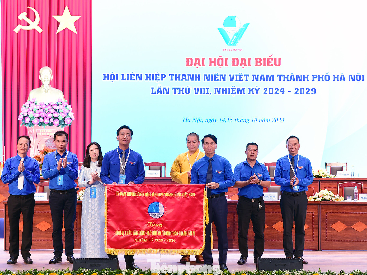 Anh Nguyễn Ngọc Lương trao cờ T.Ư Hội LHTN Việt Nam tặng Hội LHTN Việt Nam Thành phố Hà Nội. Ảnh: Xuân Tùng Anh Nguyễn Ngọc Lương trao cờ T.Ư Hội LHTN Việt Nam tặng Hội LHTN Việt Nam Thành phố Hà Nội. Ảnh: Xuân Tùng