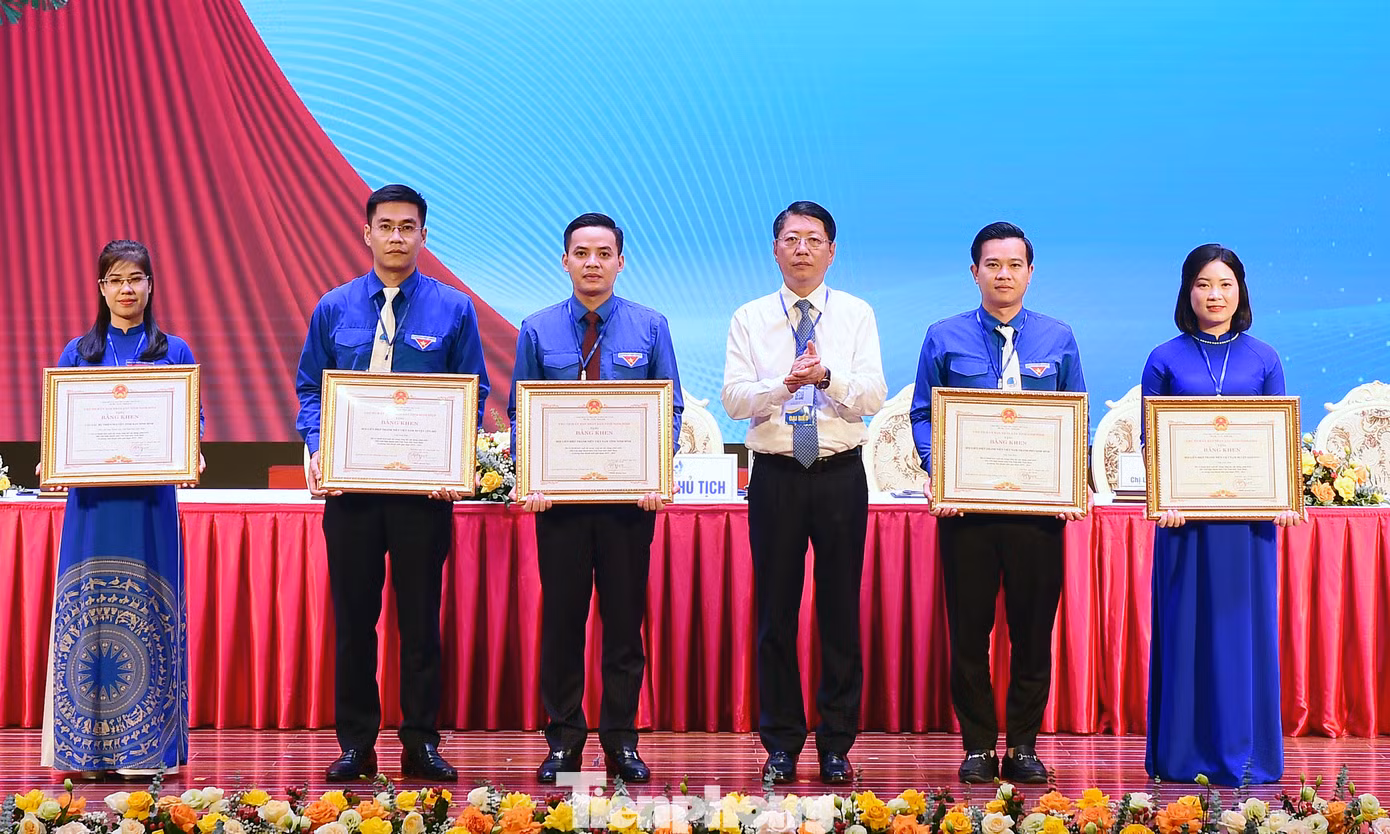 Ông Trần Song Tùng - Phó Chủ tịch UBND tỉnh Ninh Bình trao tặng Bằng khen của Chủ tịch UBND tỉnh cho các tập thể có thành tích xuất sắc. Ảnh: Xuân Tùng Ông Trần Song Tùng - Phó Chủ tịch UBND tỉnh Ninh Bình trao tặng Bằng khen của Chủ tịch UBND tỉnh cho các tập thể có thành tích xuất sắc. Ảnh: Xuân Tùng
