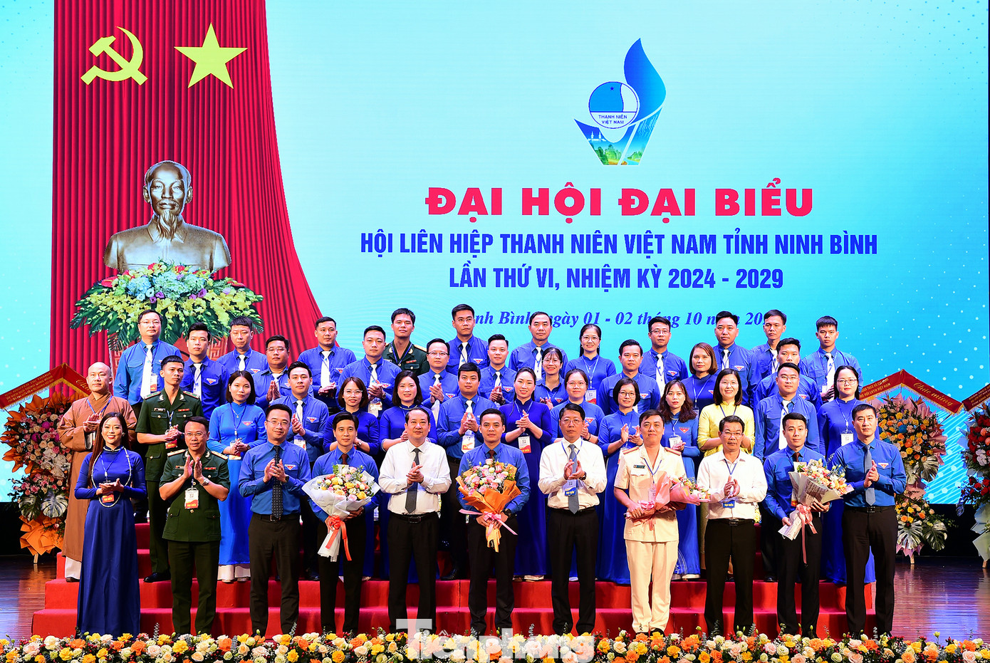 Lãnh đạo T.Ư Đoàn, T.Ư Hội và tỉnh Ninh Bình chúc mừng Uỷ ban Hội tỉnh Ninh Bình khoá mới. Ảnh: Xuân Tùng