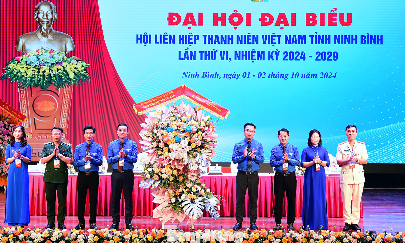 Thay mặt Ban Bí thư T.Ư Đoàn, Đoàn Chủ tịch T.Ư Hội LHTN Việt Nam, anh Nguyễn Tường Lâm tặng lẵng hoa chúc mừng Đại hội. Ảnh: Xuân Tùng