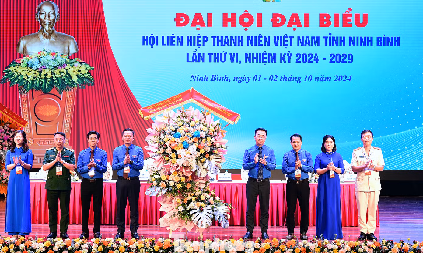 Thay mặt Ban Bí thư T.Ư Đoàn, Đoàn Chủ tịch T.Ư Hội LHTN Việt Nam, anh Nguyễn Tường Lâm tặng lẵng hoa chúc mừng Đại hội. Ảnh: Xuân Tùng Thay mặt Ban Bí thư T.Ư Đoàn, Đoàn Chủ tịch T.Ư Hội LHTN Việt Nam, anh Nguyễn Tường Lâm tặng lẵng hoa chúc mừng Đại hội. Ảnh: Xuân Tùng