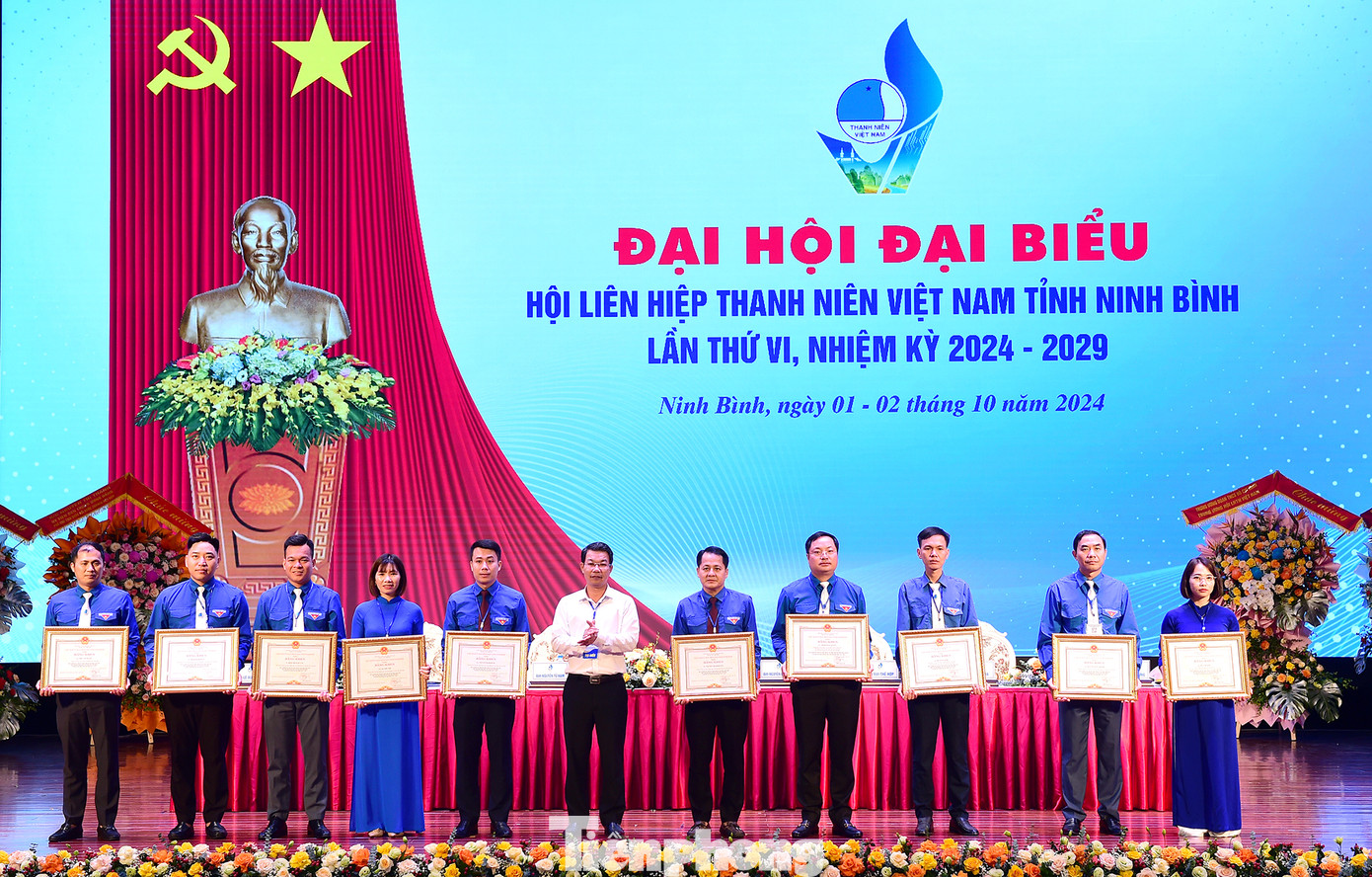 Ông Nguyễn Hoàng Hà - Ủy viên Ban Thường vụ Tỉnh ủy, Chủ tịch Ủy ban MTTQ Việt Nam tỉnh Ninh Bình trao tặng Bằng khen của Chủ tịch UBND tỉnh cho các cá nhân có thành tích xuất sắc. Ảnh: Xuân Tùng
