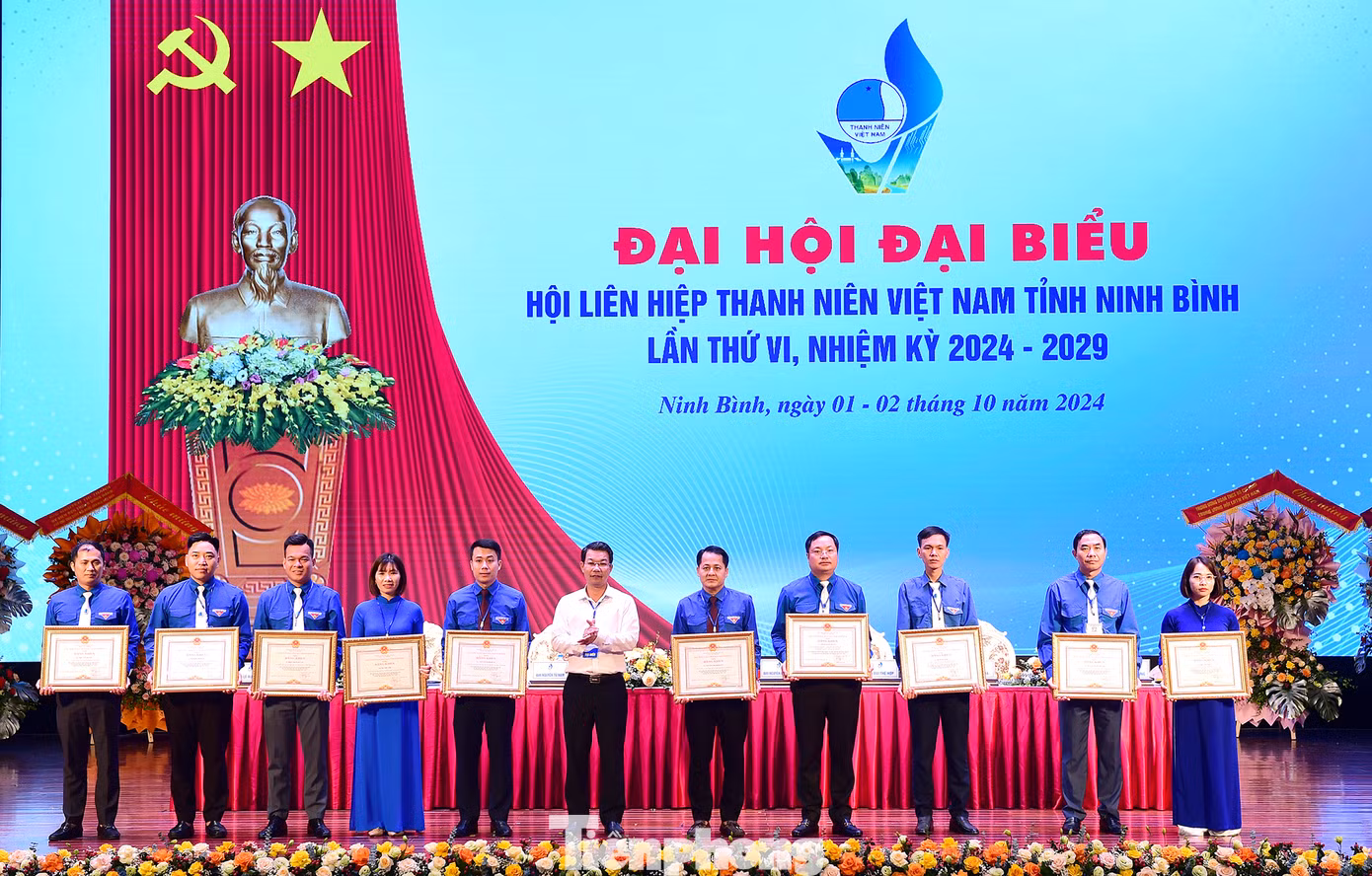 Ông Nguyễn Hoàng Hà - Ủy viên Ban Thường vụ Tỉnh ủy, Chủ tịch Ủy ban MTTQ Việt Nam tỉnh Ninh Bình trao tặng Bằng khen của Chủ tịch UBND tỉnh cho các cá nhân có thành tích xuất sắc. Ảnh: Xuân Tùng Ông Nguyễn Hoàng Hà - Ủy viên Ban Thường vụ Tỉnh ủy, Chủ tịch Ủy ban MTTQ Việt Nam tỉnh Ninh Bình trao tặng Bằng khen của Chủ tịch UBND tỉnh cho các cá nhân có thành tích xuất sắc. Ảnh: Xuân Tùng