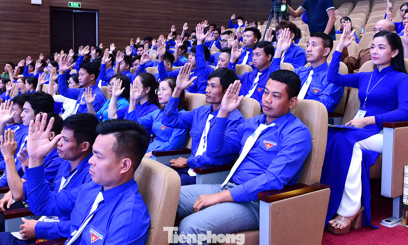 Đại hội đã biểu quyết thông qua Nghị quyết Đại hội đại biểu Hội LHTN Việt Nam tỉnh Ninh Bình lần thứ VI, nhiệm kỳ 2024-2029. Ảnh: Xuân Tùng