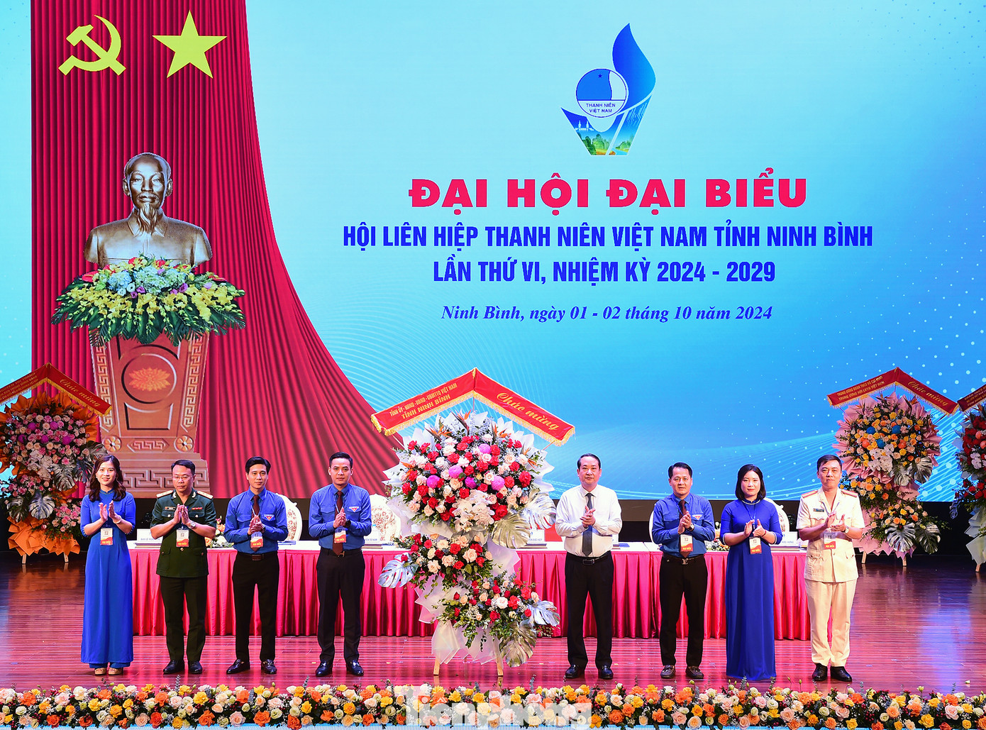 Thay mặt Tỉnh ủy, HĐND, UBND tỉnh, ông Mai Văn Tuất tặng lẵng hoa chúc mừng Đại hội. Ảnh: Xuân Tùng