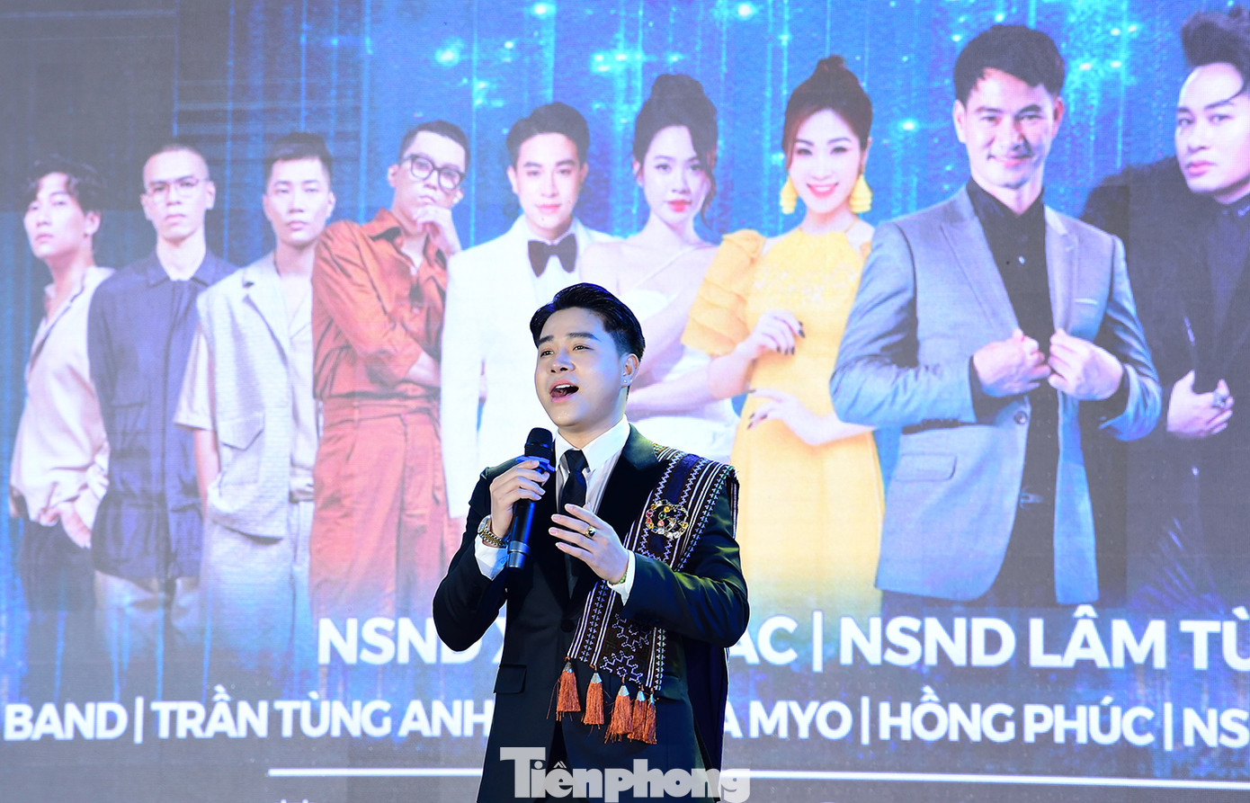 Ca sĩ Trần Tùng Anh - gương Thanh niên sống đẹp năm 2024 biểu diễn trong chương trình. Ảnh: Xuân Tùng Ca sĩ Trần Tùng Anh - gương Thanh niên sống đẹp năm 2024 biểu diễn trong chương trình. Ảnh: Xuân Tùng