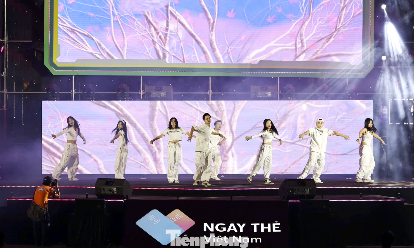 Xuất hiện đầu tiên trong đêm nhạc, các nhóm nhảy với các thành viên là sinh viên, nhân viên ngân hàng đã khuấy đảo không khí trẻ trung, sôi động.