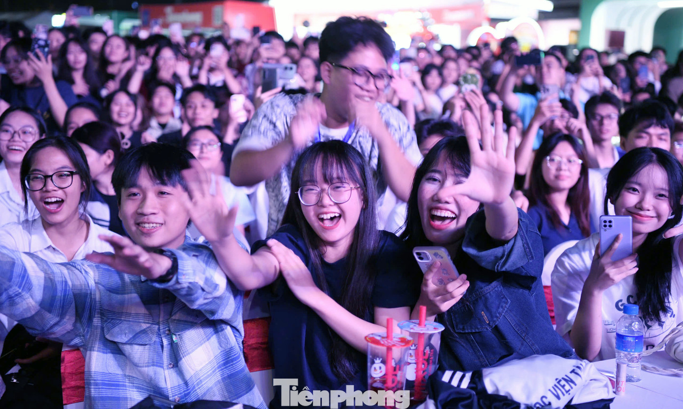 Góp phần tạo nên không khí cuồng nhiệt của đêm nhạc Ngày Thẻ Việt Nam 2024 - Festival chính là hàng nghìn khán giả trẻ.