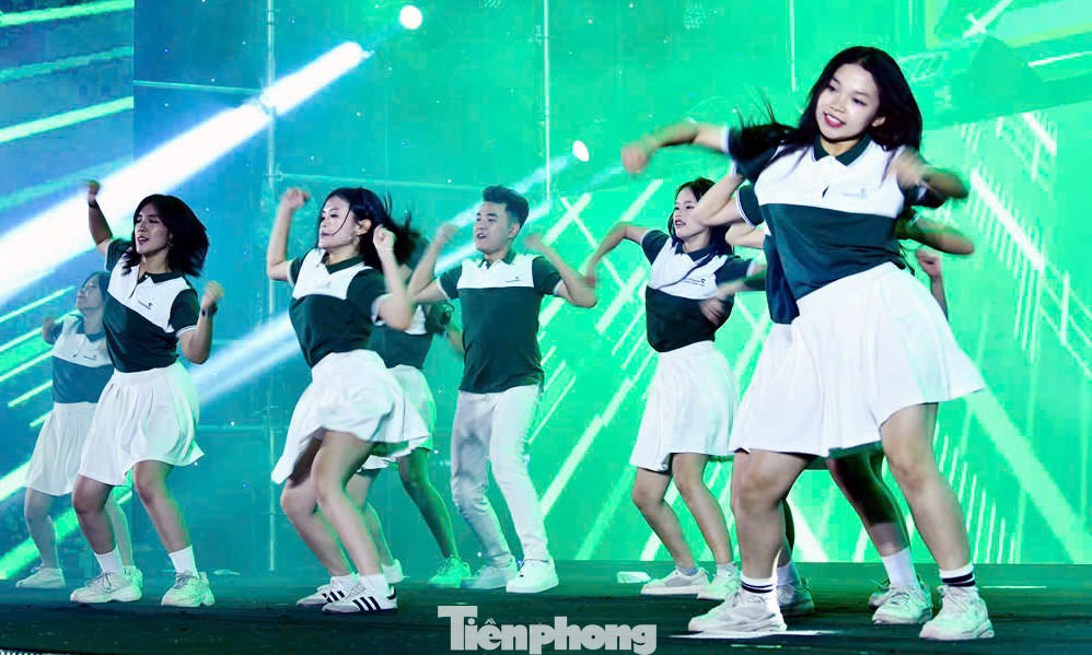 Xuất hiện đầu tiên trong đêm nhạc, các nhóm nhảy với các thành viên là sinh viên, nhân viên ngân hàng đã khuấy đảo không khí trẻ trung, sôi động.