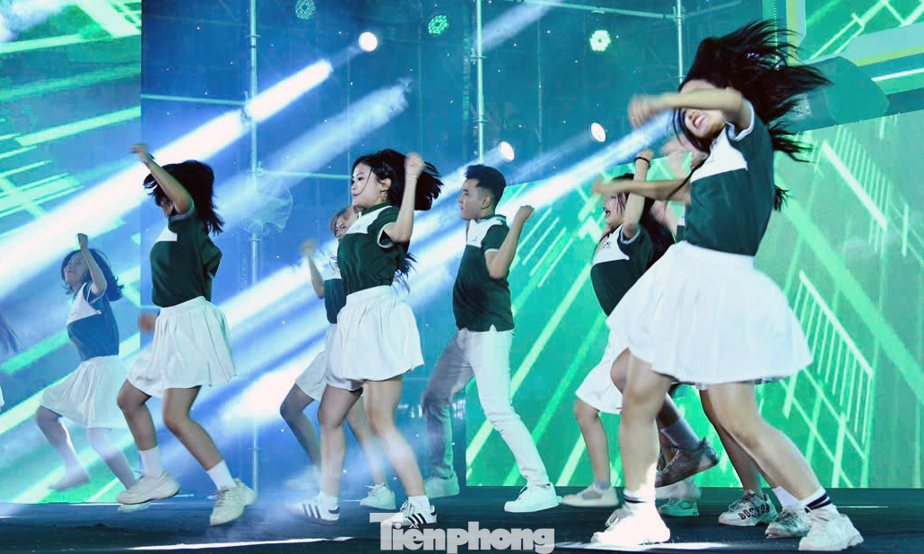 Xuất hiện đầu tiên trong đêm nhạc, các nhóm nhảy với các thành viên là sinh viên, nhân viên ngân hàng đã khuấy đảo không khí trẻ trung, sôi động.