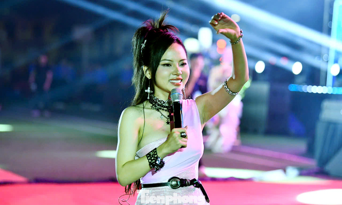 Ca sĩ Ngô Lan Hương - một trong những nghệ sĩ đồng hành với Ngày thẻ Việt Nam 2024 - Sóng Festival, mang đến giai điệu trẻ trung, cuốn hút khán giả qua những ca khúc: Xin đừng lòng vòng, Anh có muốn đưa em về không và Đi giữa trời rực rỡ. Nữ ca sĩ này còn hát một đoạn trong ca khúc Như nào - sản phẩm âm nhạc vừa ra mắt lúc 20h tối 5/10.