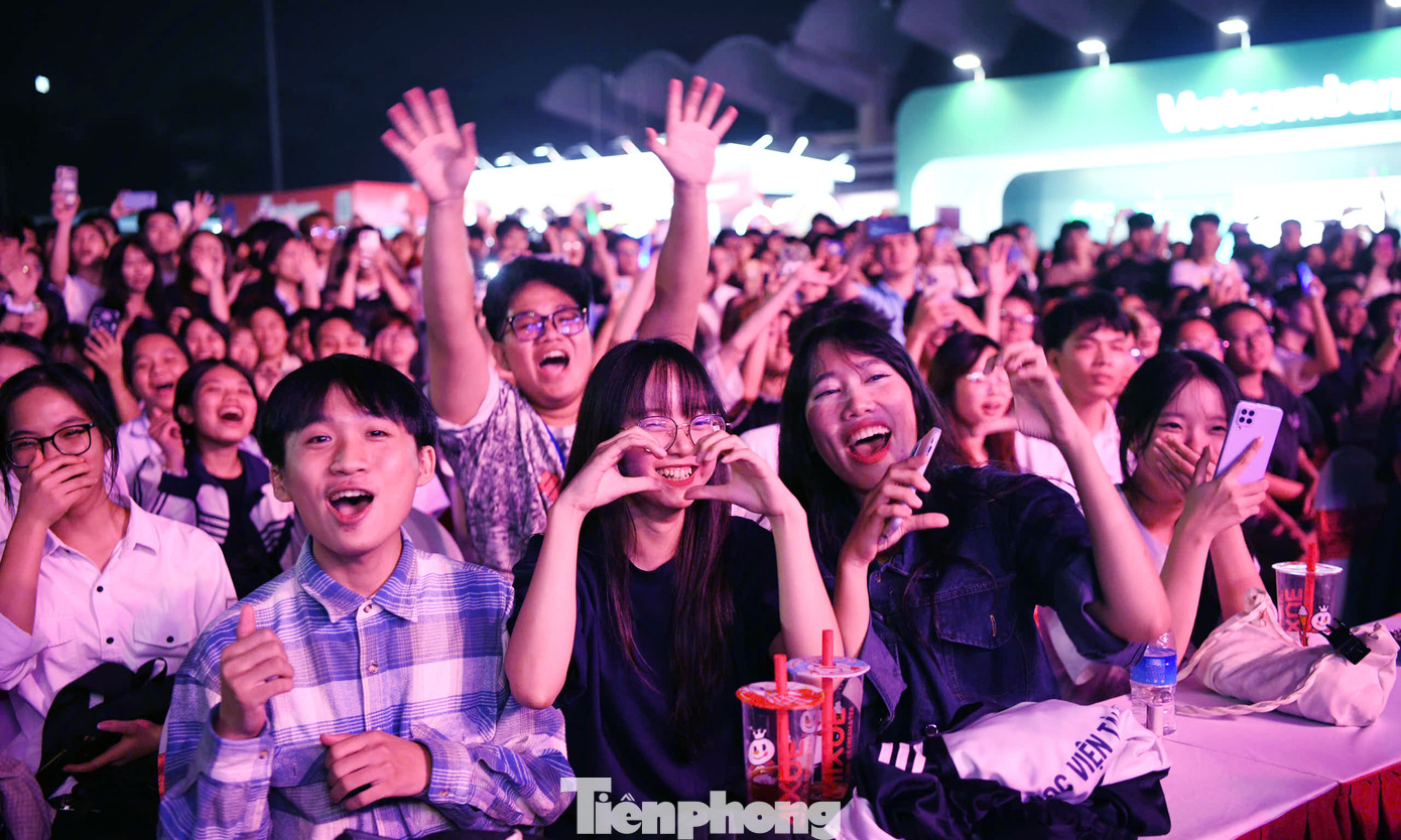 Giới trẻ thích thú giao lưu cùng nghệ sĩ khách mời tại chương trình.