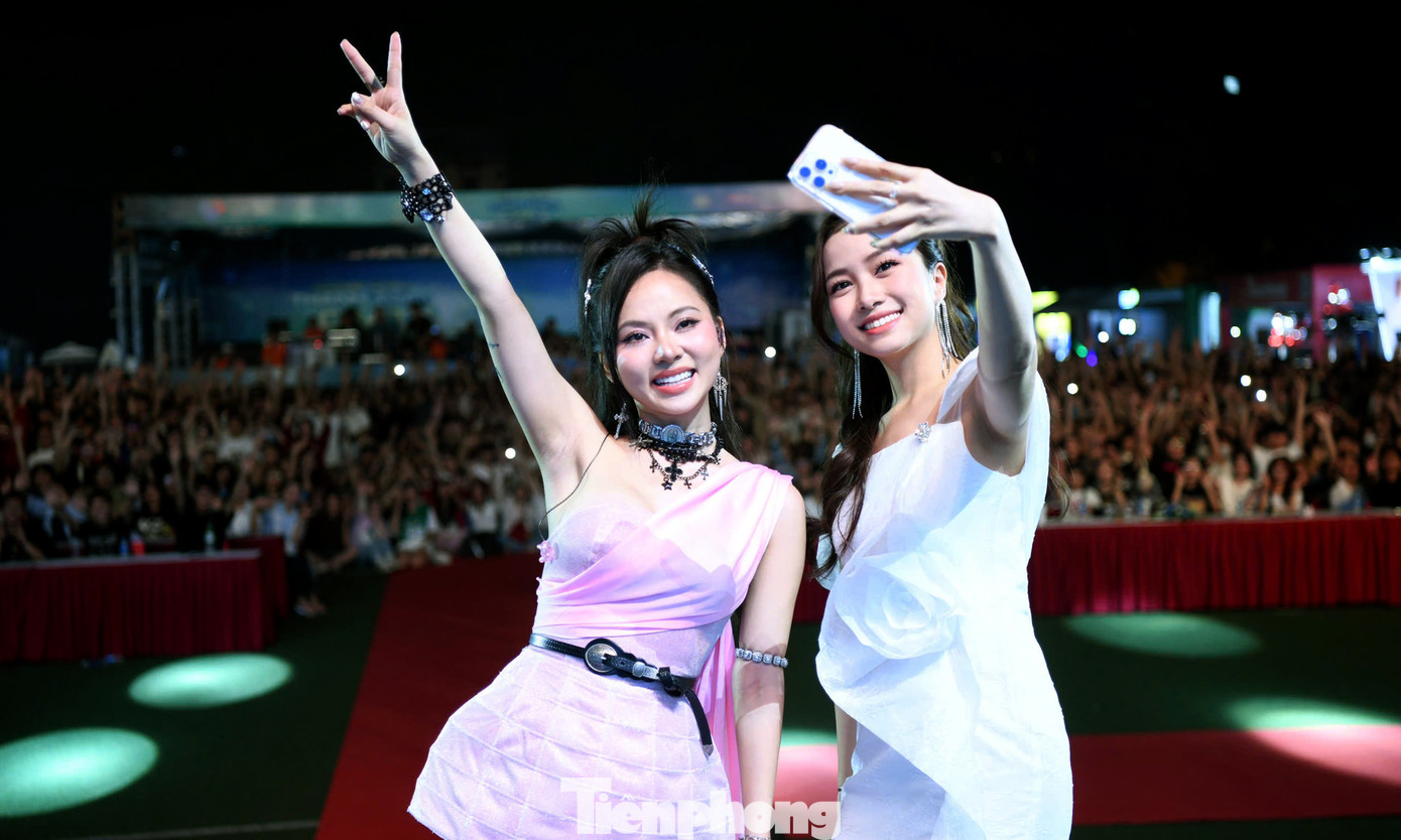 Ca sĩ Ngô Lan Hương chiều lòng khán giả, dành thời gian giao lưu và chụp hình ngay dưới sân khấu cùng với đông đảo khán giả.