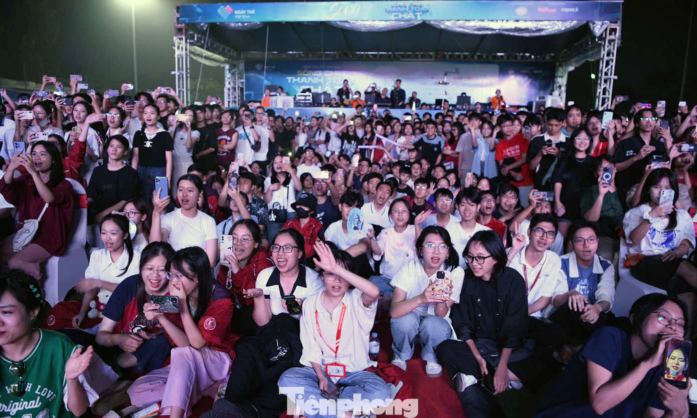 Đông đảo các bạn trẻ, sinh viên đến từ nhiều trường Đại học trên địa bàn Thủ đô cùng tề tựu và hướng về sân khấu chính - đang diễn ra bữa tiệc âm nhạc, của Ngày Thẻ Việt Nam 2024 - Sóng Festival.
