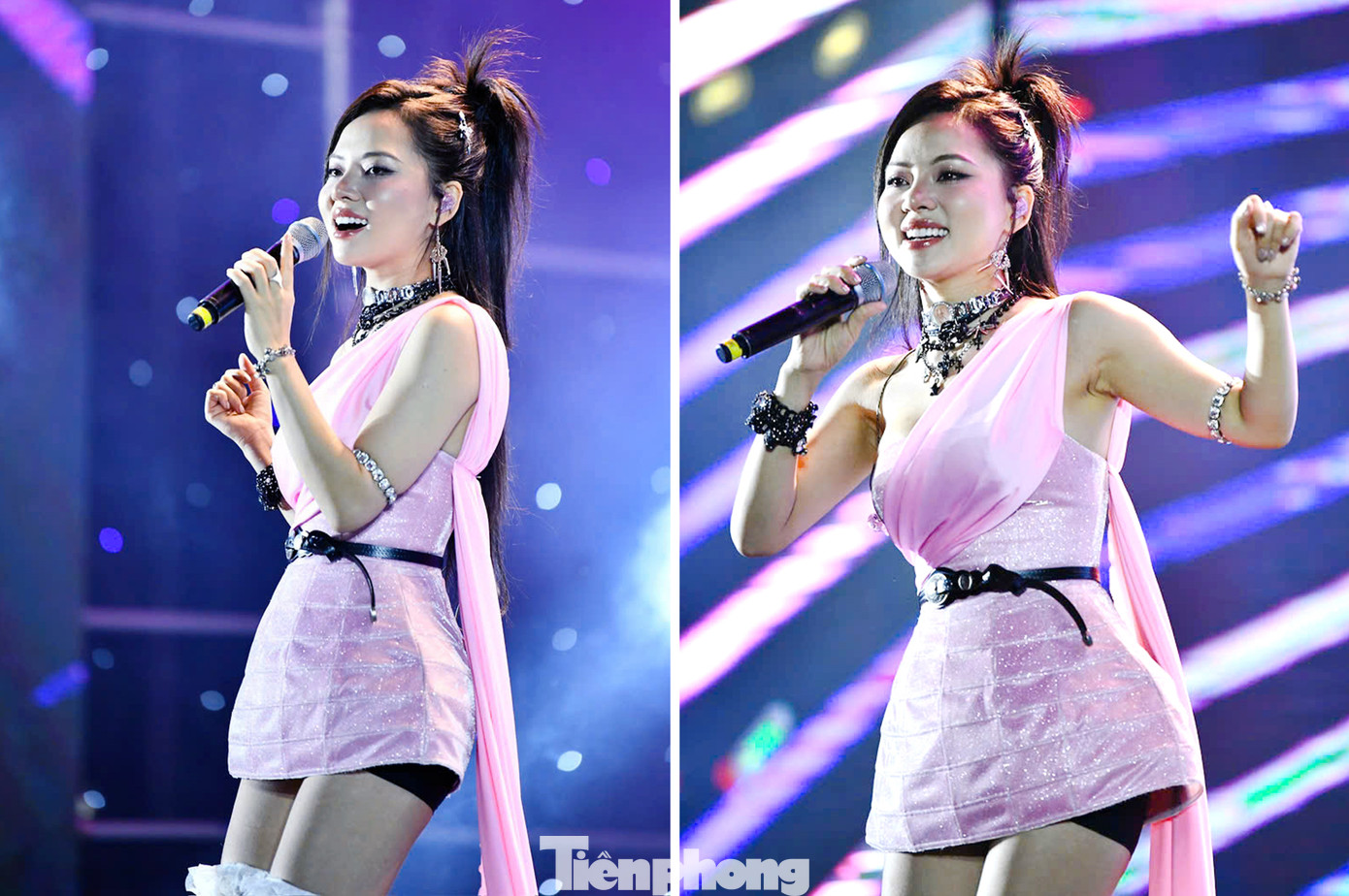 Ca sĩ Ngô Lan Hương - một trong những nghệ sĩ đồng hành với Ngày thẻ Việt Nam 2024 - Sóng Festival, mang đến giai điệu trẻ trung, cuốn hút khán giả qua những ca khúc: Xin đừng lòng vòng, Anh có muốn đưa em về không và Đi giữa trời rực rỡ. Nữ ca sĩ này còn hát một đoạn trong ca khúc Như nào - sản phẩm âm nhạc vừa ra mắt lúc 20h tối 5/10.