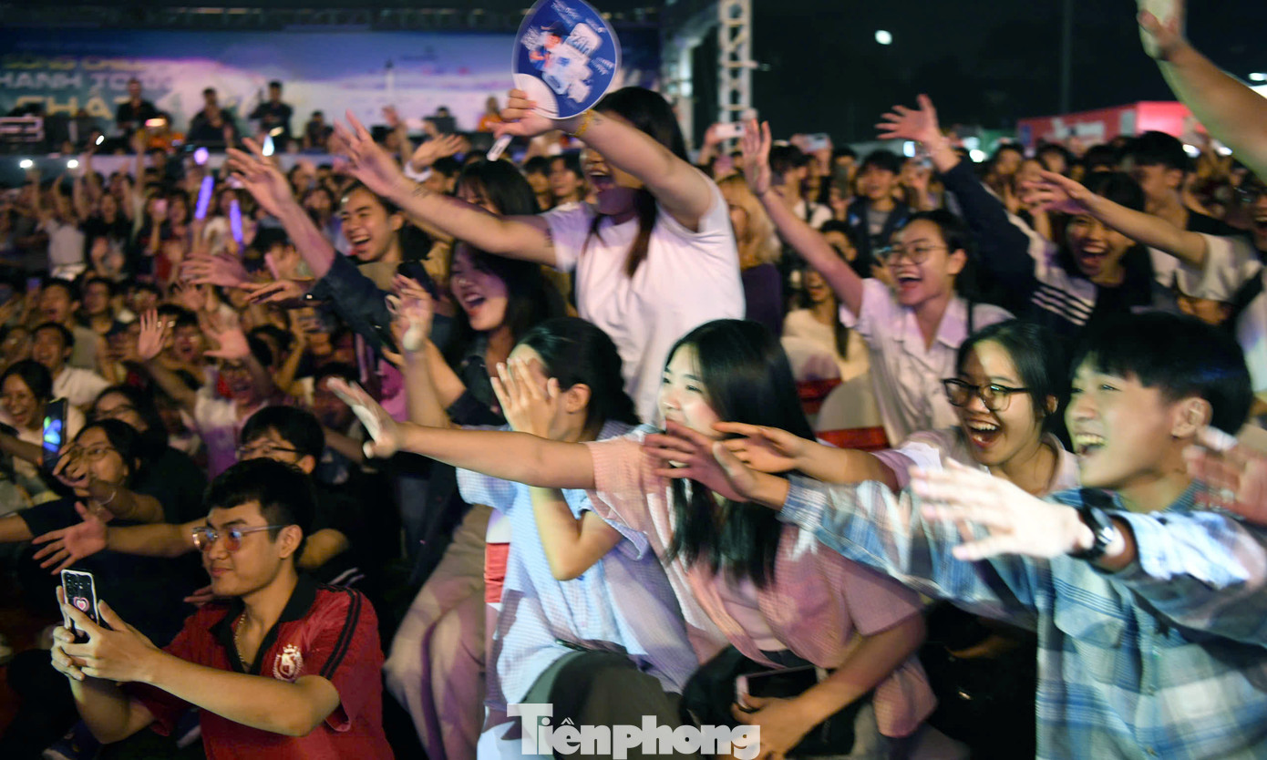 Góp phần tạo nên không khí cuồng nhiệt của đêm nhạc Ngày Thẻ Việt Nam 2024 - Festival chính là hàng nghìn khán giả trẻ.