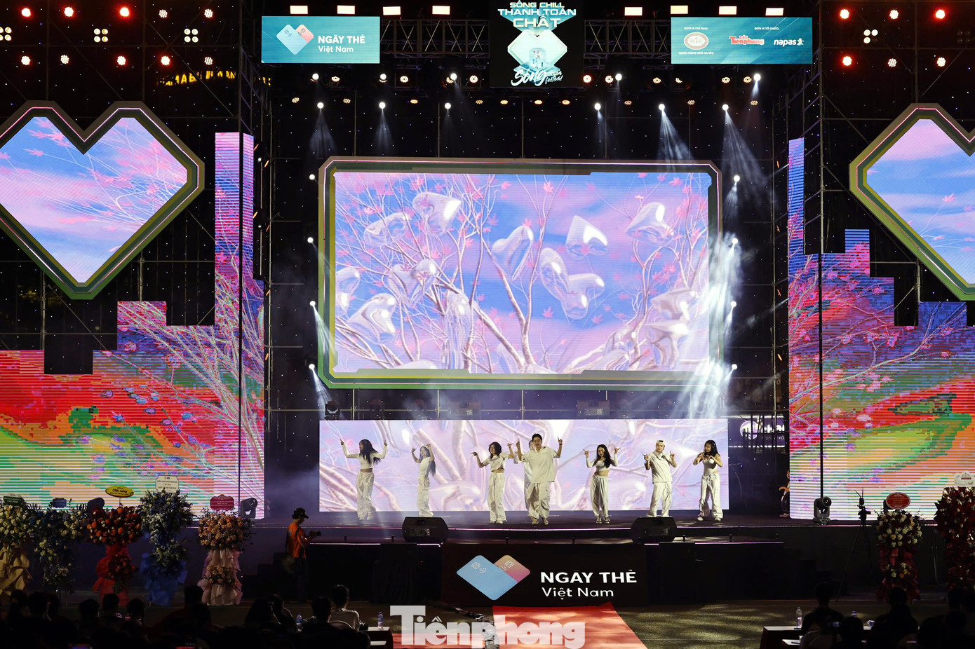 Xuất hiện đầu tiên trong đêm nhạc, các nhóm nhảy với các thành viên là sinh viên, nhân viên ngân hàng đã khuấy đảo không khí trẻ trung, sôi động.