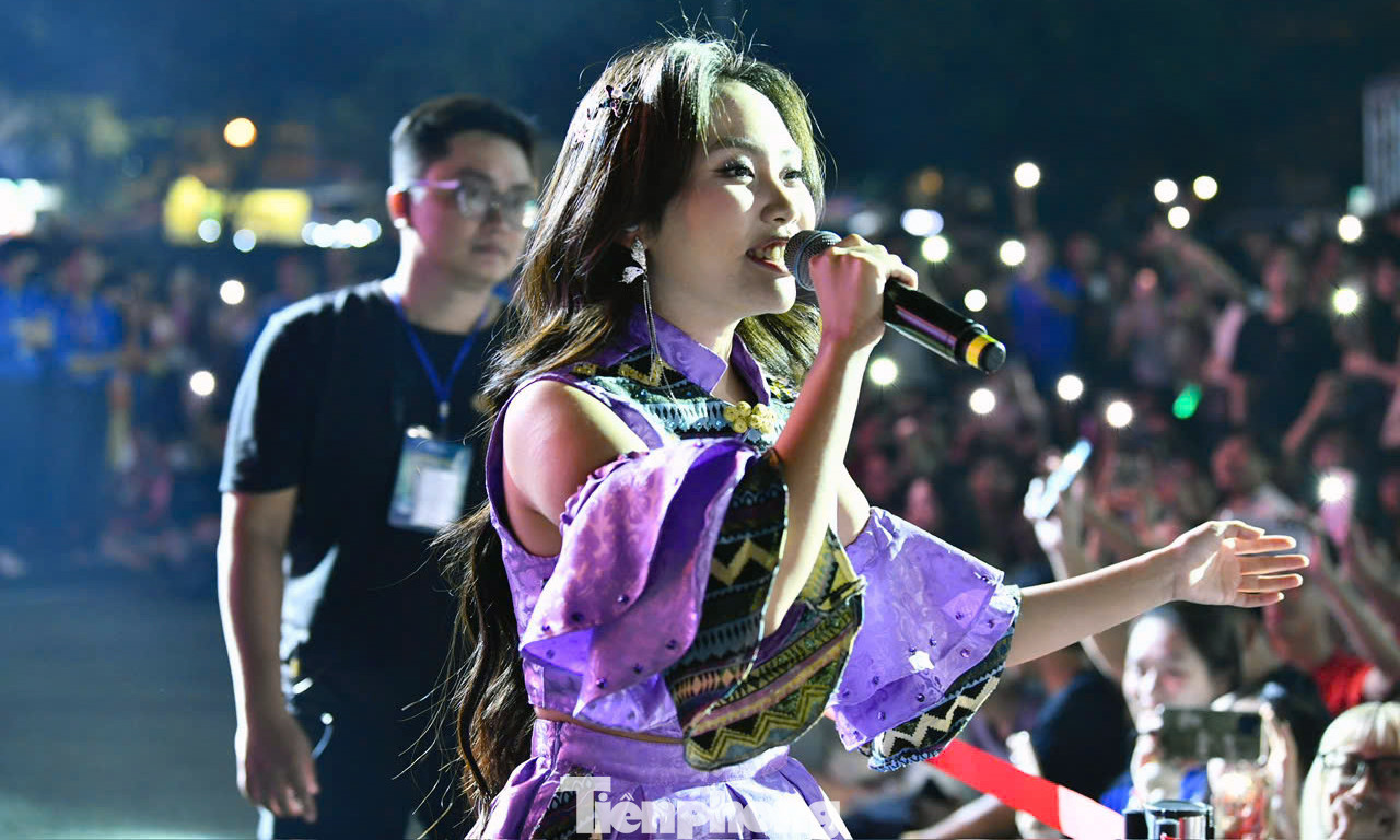 Nữ ca sĩ Phương Mỹ Chi cũng đã xuất hiện ngay trong đêm nhạc khai mạc Ngày Thẻ Việt Nam 2024 - Sóng Festival 2024. Nữ ca sĩ này đã mang đến những ca khúc lấy cảm hứng từ văn học là Đẩy xe bò, Bóng phù hoa; và ca khúc Vũ trụ có anh.